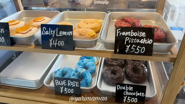 BLUE ROSE COFFEEのショーケースに並ぶカラフルなドーナツ - ゆりママんブログ BLUE ROSE COFFEEのショーケースに並ぶカラフルなドーナツ