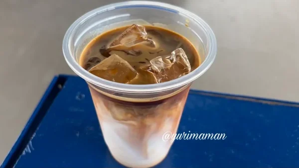 BLUE ROSE COFFEEのアイスカフェラテ - ゆりママんブログ BLUE ROSE COFFEEのアイスカフェラテ
