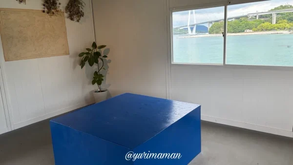 窓から海と橋を望むBLUE ROSE COFFEEのカフェスペース - ゆりママんブログ 窓から海と橋を望むBLUE ROSE COFFEEのカフェスペース
