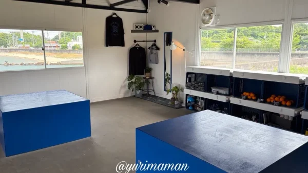 海を眺められる大三島「BLUE ROSE COFFEE」の店内 - ゆりママんブログ 海を眺められる大三島「BLUE ROSE COFFEE」の店内