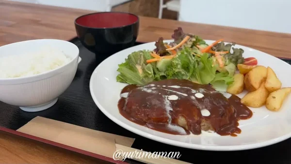 カントリーハウスFのボリューム満点ハンバーグ定食