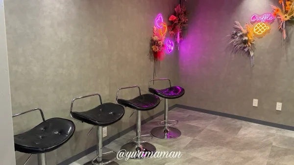 松山市大街道のクロッフルリンク店内とネオンサイン01 - ゆりママんブログ 松山市大街道のクロッフルリンク店内とネオンサイン01