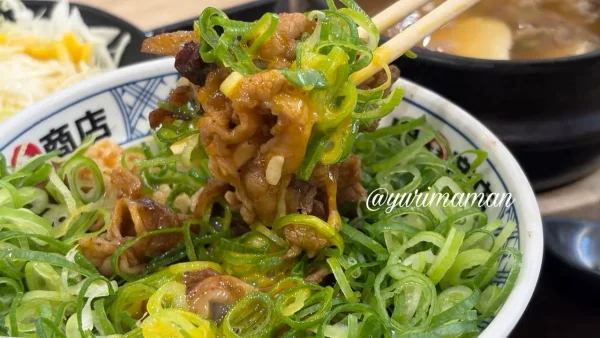 エミフルMASAKI肉丸商店のねぎたま牛カルビ丼を食べている様子