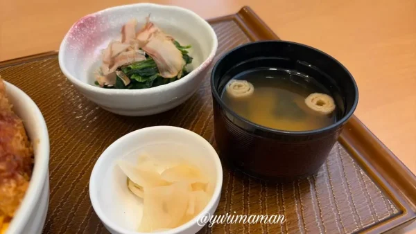 チキンカツ玉子丼定食に付く小鉢・味噌汁・漬物 - ゆりママんブログ チキンカツ玉子丼定食に付く小鉢・味噌汁・漬物