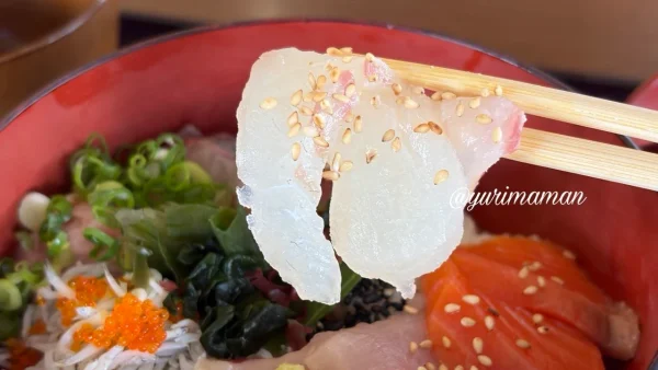 ひぶりめしにのった白身魚の刺身