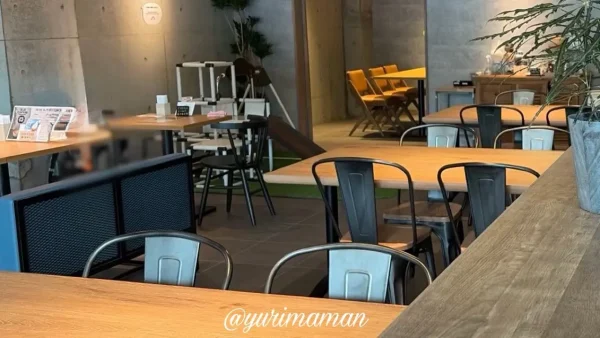 ISLE COFFEE HAKATAJIMAの広々とした店内 - ゆりママんブログ ISLE COFFEE HAKATAJIMAの広々とした店内