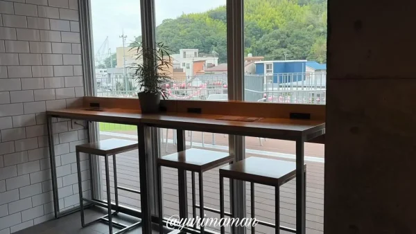 伯方島の景色を眺められるISLE COFFEEの窓際席 - ゆりママんブログ 伯方島の景色を眺められるISLE COFFEEの窓際席