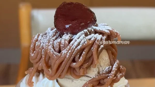 ジョイフルのモンブランパフェにのったモンブランクリームと栗