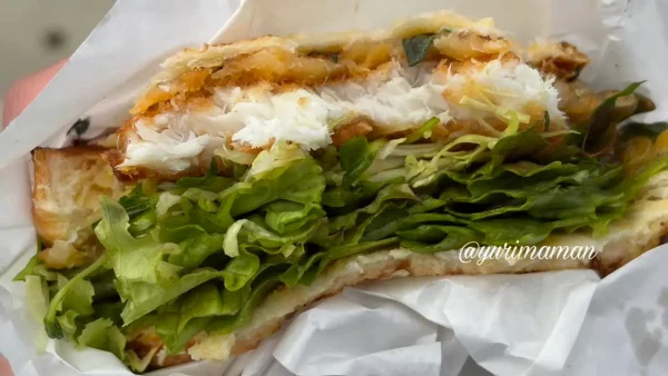 愛媛県産真鯛のカツと野菜が入ったkaberiの真鯛サンドの断面