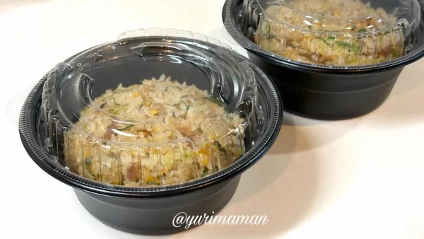 熱に強い専用容器に入った「けんさんとこ。」の炒飯01