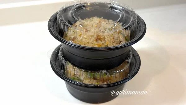 熱に強い専用容器に入った「けんさんとこ。」の炒飯02