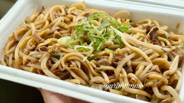 炭火焼豚ともやしが入った「けんさんとこ。」の焼豚麺