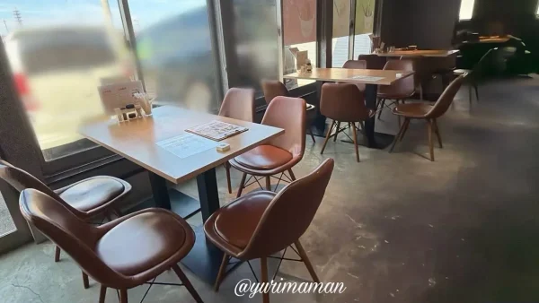 くぼたキッチン959の明るいテーブル席