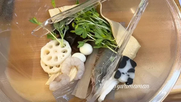 麻辣香鍋用に選んだ海老や野菜などの具材