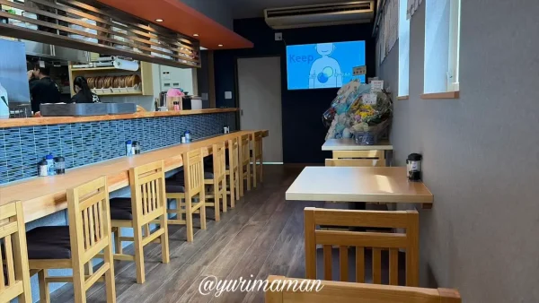 村一番食堂のカウンター席と店内 - ゆりママんブログ 村一番食堂のカウンター席と店内