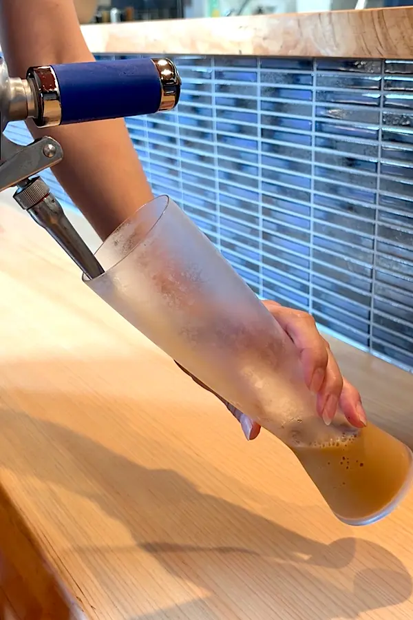専用マシンからグラスに注ぐニトロコーヒー - ゆりママんブログ 専用マシンからグラスに注ぐニトロコーヒー