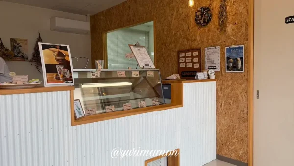 LEPONT4è(ルポン・キャトリエム)の店内とアイスカウンター - ゆりママんブログ LEPONT4è(ルポン・キャトリエム)の店内とアイスカウンター