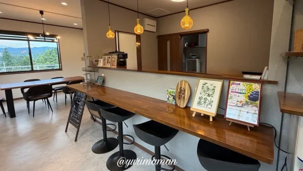 大洲市・山内果樹園内にあるシャイニングフルーツパーラーの店内 - ゆりママんブログ 大洲市・山内果樹園内にあるシャイニングフルーツパーラーの店内