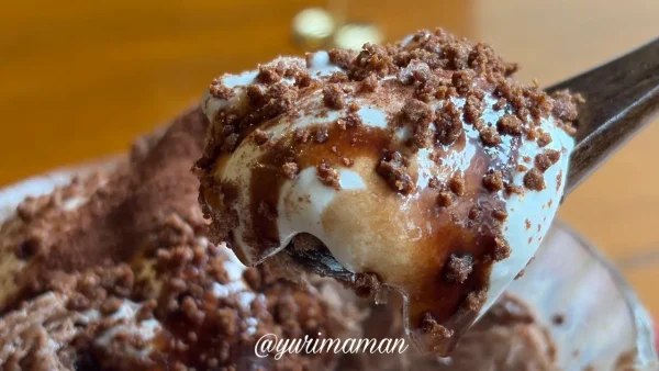 ショコラ雪氷をクリームとチョコソースと一緒にすくった様子 - ゆりママんブログ ショコラ雪氷をクリームとチョコソースと一緒にすくった様子