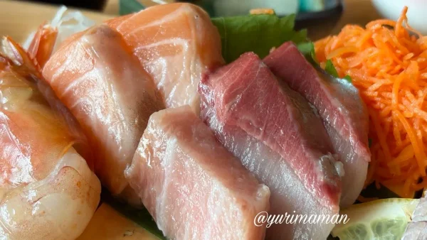 厚切りで新鮮な刺身が並ぶうおきん定食 - ゆりママんブログ 厚切りで新鮮な刺身が並ぶうおきん定食