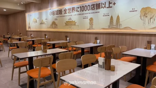 小谷姐姐松山店のテーブル席が並ぶ店内
