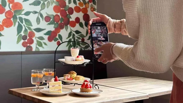 カフェでスイーツをスマホ撮影するゆりママん - ゆりママんブログ カフェでスイーツをスマホ撮影するゆりママん