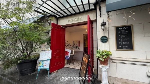 カフェ・ドゥ・ラ・パンセの赤い扉が印象的な入口