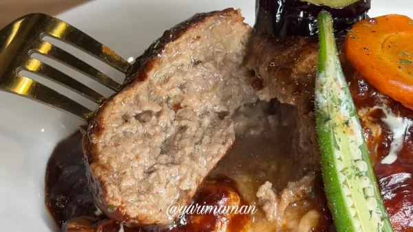 肉汁たっぷりのふわふわハンバーグ