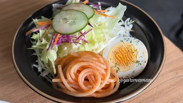 ハンバーグデミオムライスに追加したサラダセット