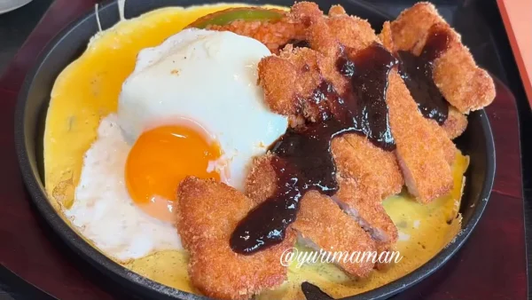 Dad&Momの目玉焼きをトッピングしたポークカツオムライス