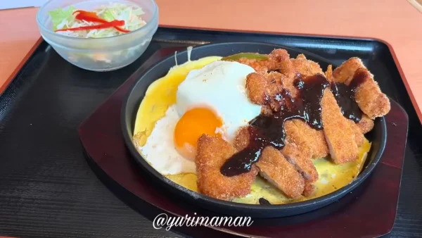 Dad&Momの大きなカツがのったポークカツオムライス01