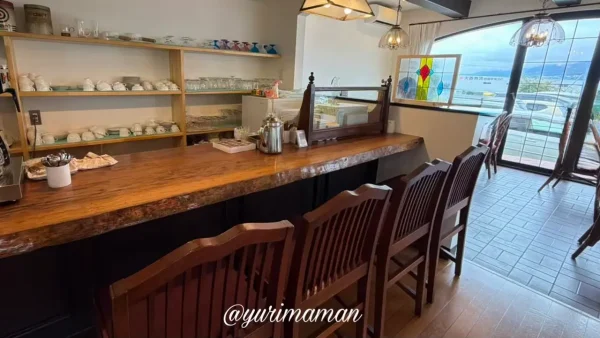 明るく開放的なカフェキッチンDad&Momの店内