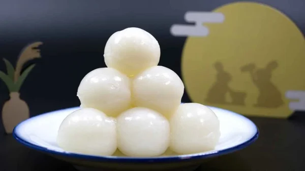 十五夜のお月見をイメージした月見団子