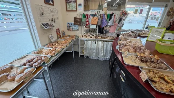 ベーグルや田舎パンがずらりと並ぶ店内