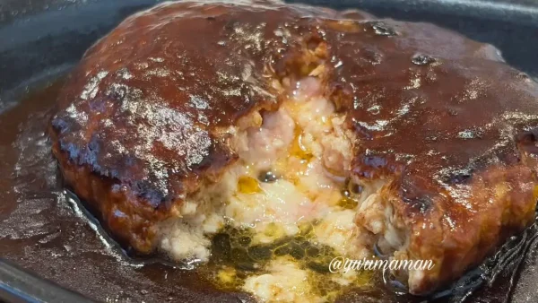 ガストのチーズINハンバーグからとろけるチーズ