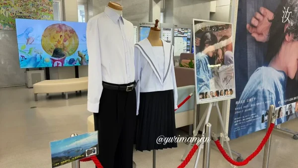 今治市役所で展示されている映画「汝、星のごとく」の衣装とポスター