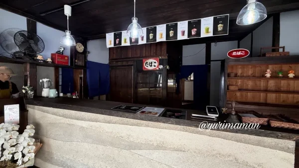 ふたみ屋のレトロな店内とカウンター