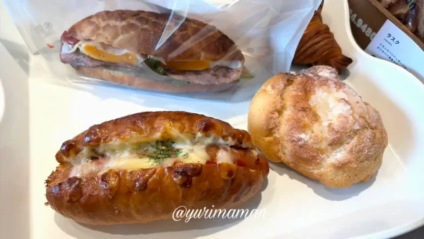 ポパンで購入したホットドッグ・カスクルート・メロンパン・クロワッサン