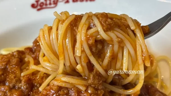 ミートソースを絡めたパスタ