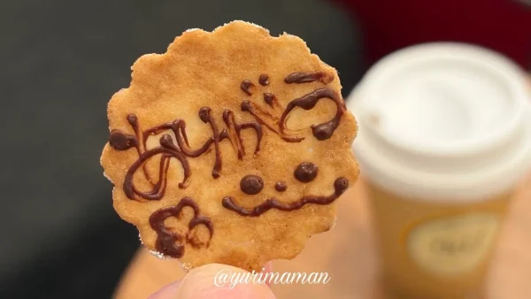 いちごクレープに添えられた「ありがとう」のデコレーション