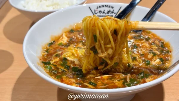 とろみのある旨辛スープが絡むジャン麺02