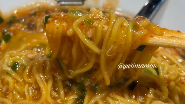 とろみのある旨辛スープが絡むジャン麺