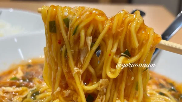 とろみのある旨辛スープが絡むジャン麺