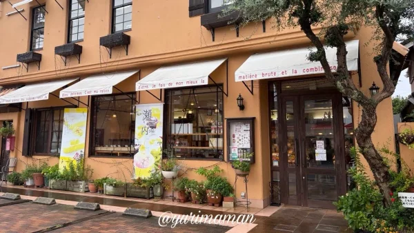 松山市南江戸にあるラ・ブランシュのケーキ店外観