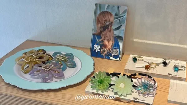 shall we店内に並ぶハンドメイドアクセサリー