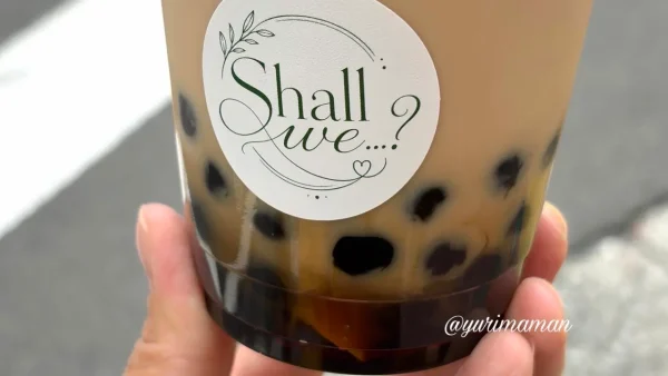 黒糖ミルクティーに入ったもちもちのタピオカ