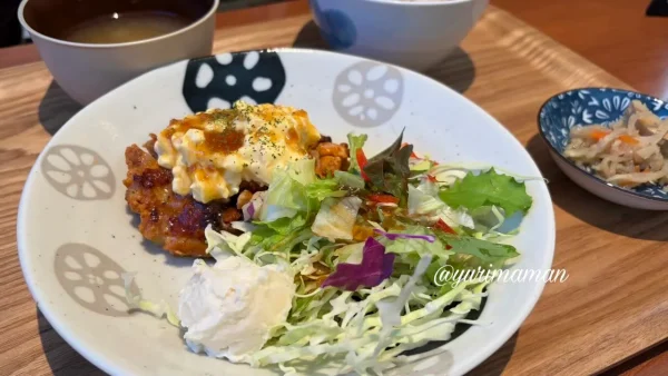三日月とカフェのアジアン風チキン南蛮ランチ