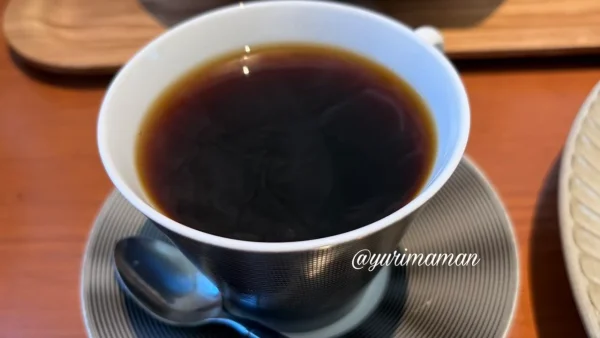 三日月とカフェのコーヒー