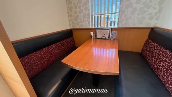 三日月とカフェのゆったり過ごせる半個室席