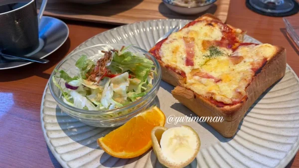 三日月とカフェのチーズピザトーストモーニング
